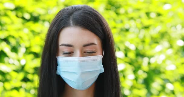 Le akarom venni ezt a maszkot! Milyen jó normálisan lélegezni. — Stock videók
