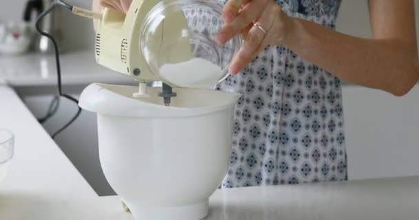 Magnifique femme verse le sucre pendant la cuisson — Video