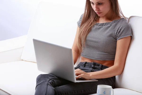 Jovem Trabalhadora Concentra Trabalhar Seu Laptop Enquanto Relaxa Sofá Confortável — Fotografia de Stock
