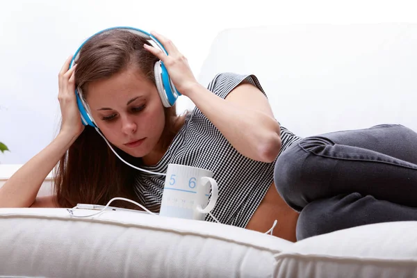 Atractiva Joven Escuchando Música Los Auriculares Mientras Relaja Cómodo Sofá —  Fotos de Stock