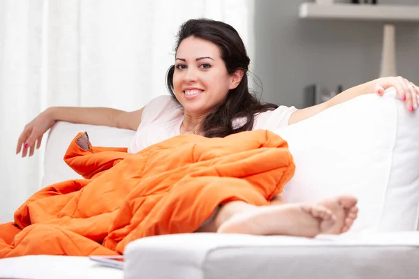 Feliz Mujer Joven Atractiva Agradable Relajándose Sofá Una Habitación Blanca —  Fotos de Stock