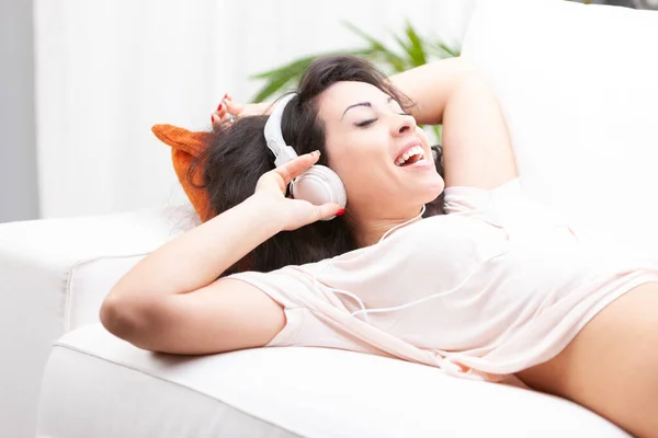 Vivacious Young Woman Enjoying Her Music Quality Time She Relaxes — Stock Photo, Image