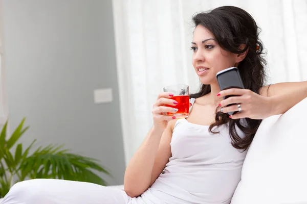 Young Woman Enjoying Cocktail She Relaxes Sofa Holding Her Mobile — Stock Photo, Image