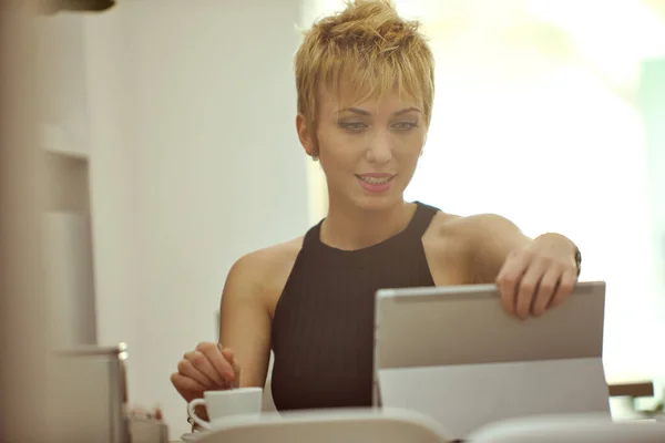 Stylish Young Woman Using Tablet Stand She Stirs Cup Beverage — Stock Photo, Image