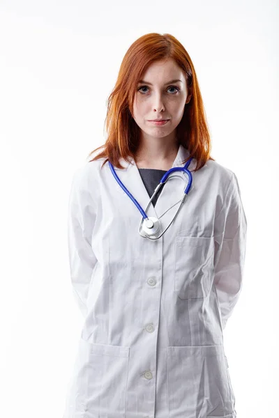 Ernsthafte Junge Ärztin Mit Beunruhigtem Gesichtsausdruck Weißem Laborkittel Und Stethoskop — Stockfoto