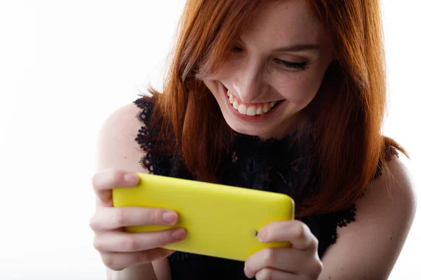 Mujer Feliz Sonriendo Mientras Observa Los Medios Comunicación Lee Mensaje — Foto de Stock