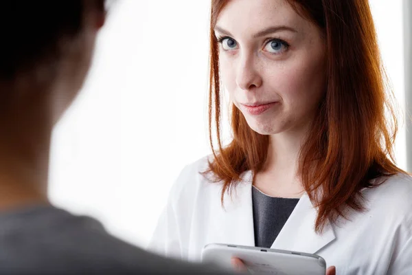 Donna Che Ascolta Attentamente Amico Collega Lavoro Una Vista Ritagliata — Foto Stock