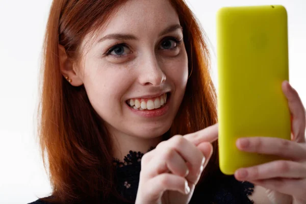 Mujer Joven Amigable Feliz Usando Teléfono Móvil Para Enviar Mensaje — Foto de Stock