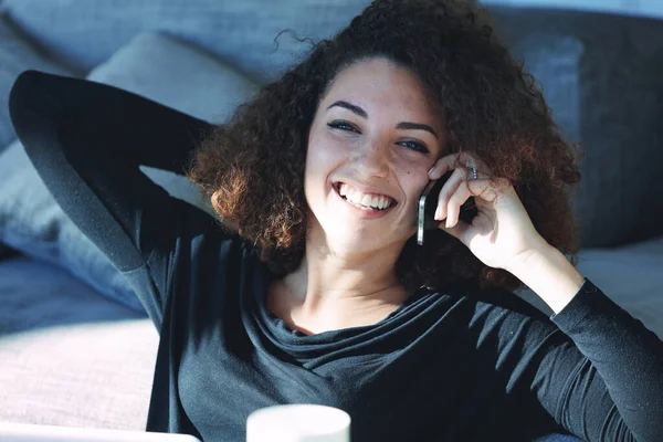 Jovencita Alegre Riendo Sonriendo Mientras Conversa Con Amigo Teléfono Móvil —  Fotos de Stock