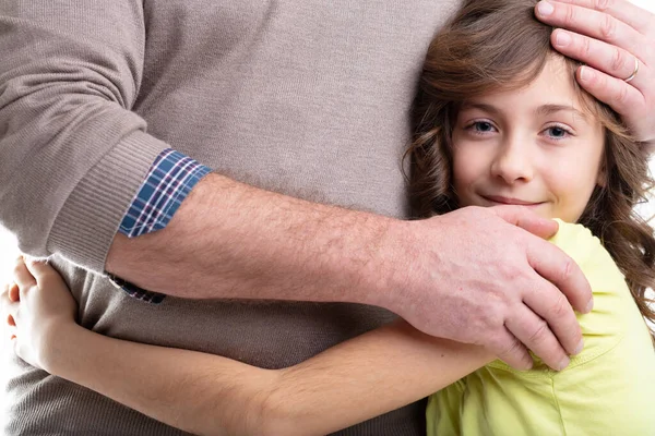 Linda Niña Abrazando Padre Alrededor Cintura Mientras Acaricia Cabeza Concepto —  Fotos de Stock