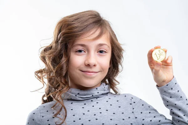 Kleines Mädchen Hält Eine Ein Euro Münze Mit Freudigem Lächeln — Stockfoto