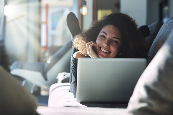 Mujer Joven Relajándose Sofá Bajo Sol Con Computadora Portátil Sonriendo — Foto de Stock