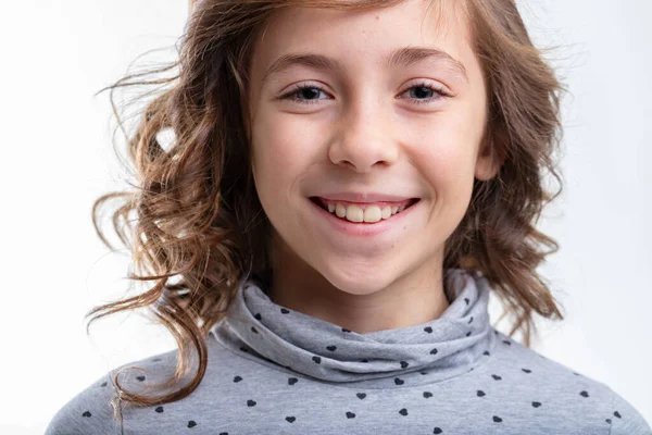 Cute Little Girl Charyzmatycznym Uśmiechem Izolowane Białym Zbliżeniu Przycięte Głowy — Zdjęcie stockowe
