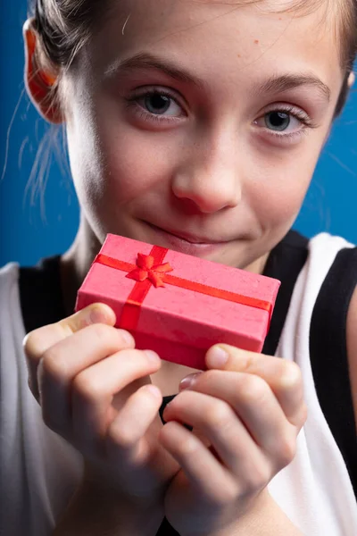 Niña Con Grandes Ojos Azules Sosteniendo Una Pequeña Caja Regalo —  Fotos de Stock