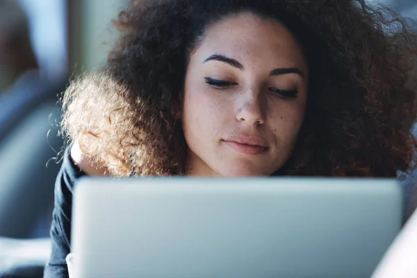 Aantrekkelijke Jonge Vrouw Met Krullend Haar Werken Haar Laptop Computer — Stockfoto