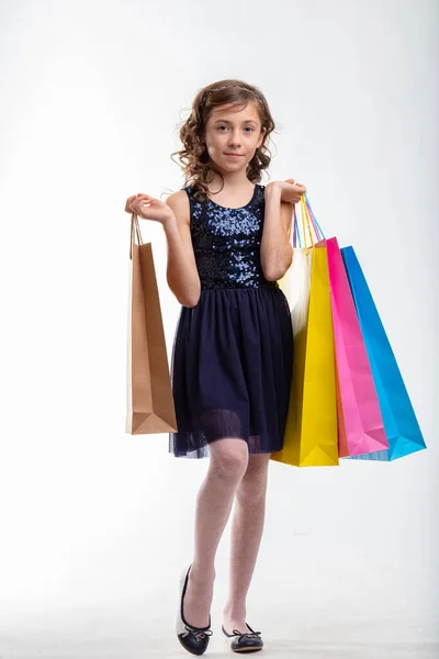 Trendig Ung Flicka Som Håller Upp Färgglada Väskor Från Modebutik — Stockfoto