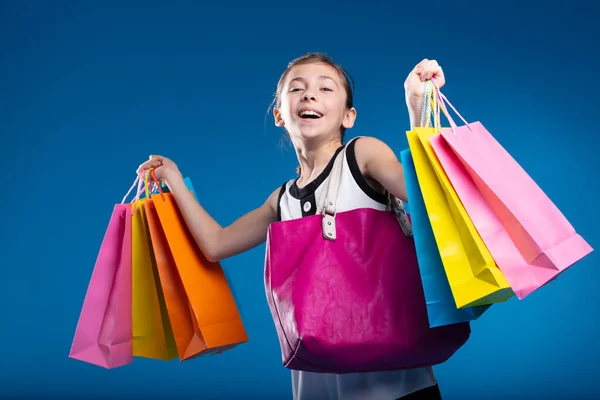 Riéndose Despreocupada Jovencita Sosteniendo Coloridas Bolsas Compras Aire Sus Manos —  Fotos de Stock