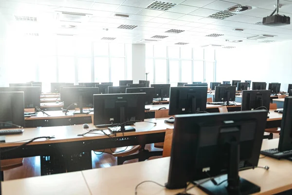 Puste Biuro Otwartym Planie Wieloma Stacjami Roboczymi Komputerami Stacjonarnymi Nowoczesnym — Zdjęcie stockowe