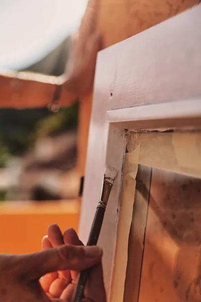 Femme Enlève Peinture Utilise Papier Verre Sur Les Fenêtres Maison — Photo