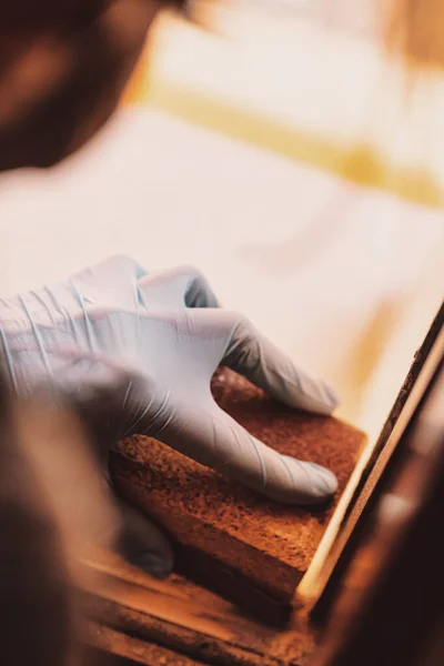 Mani Donna Rimuovere Vernice Utilizzando Carta Vetrata Sulle Finestre Della — Foto Stock