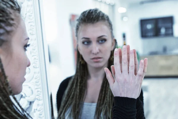 Jovem Com Dreadlocks Ama Sua Imagem Espelho Imaginando Quanto Aqueles — Fotografia de Stock