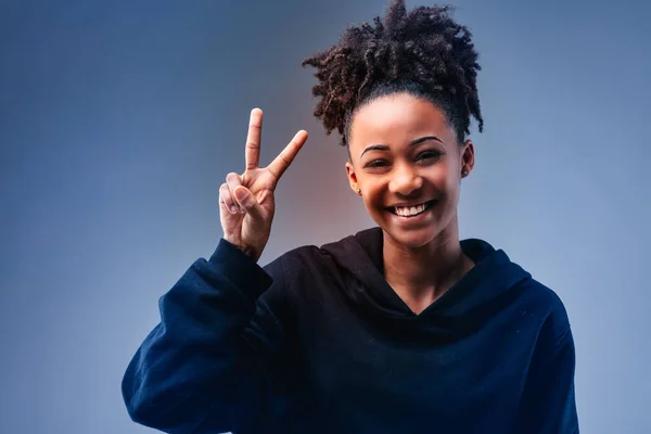 Vivace Attraente Giovane Donna Nera Dando Gesto Segno Con Sorriso — Foto Stock