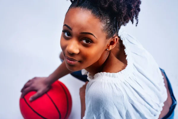 Deportiva Joven Mujer Negra Mirando Cámara Mientras Posa Agachada Sobre — Foto de Stock