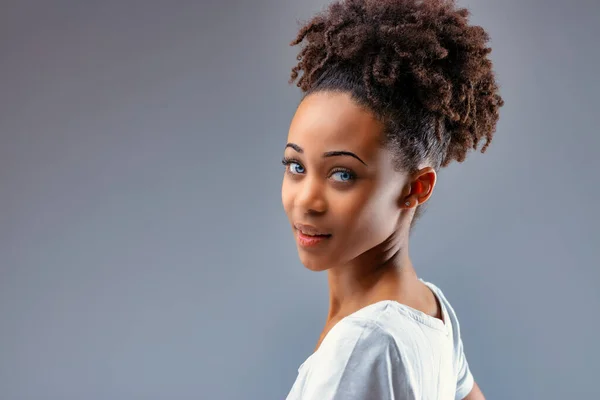 Güzel Genç Siyah Delici Mavi Gözlü Bir Kadın Omzunun Üzerinden — Stok fotoğraf