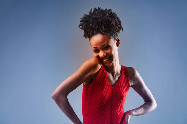 Provocerend Gelukkig Jong Zwart Vrouw Met Een Mooie Glimlach Aanraken — Stockfoto