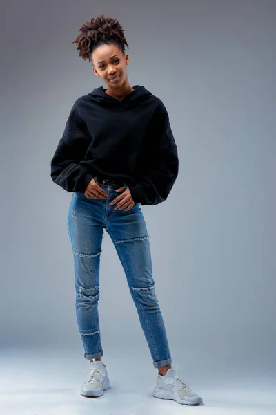 Atractiva Mujer Negra Moda Jeans Diseño Pie Con Mano Enganchada — Foto de Stock