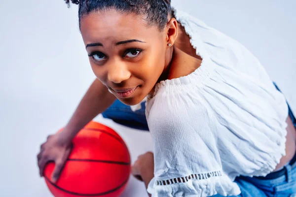Atlética Joven Mujer Negra Agachándose Sobre Una Bola Roja Girando — Foto de Stock