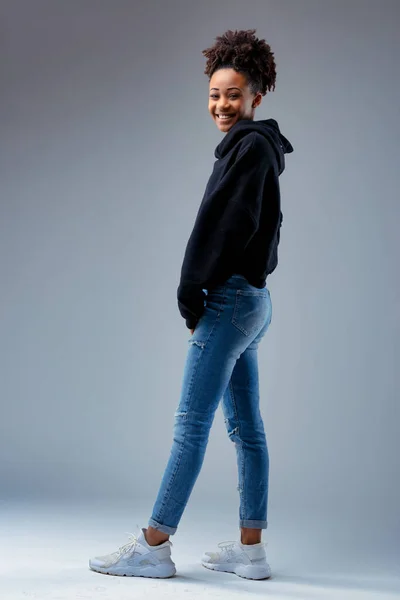 Carino Carismatico Giovane Donna Nera Sorridendo Alla Fotocamera Una Vista — Foto Stock