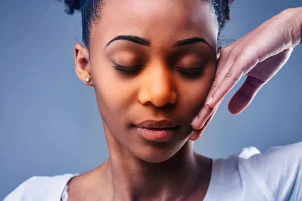 Sensual Portrait Young Black Woman Caressing Her Cheek Back Her — Stock Photo, Image