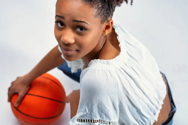 Pensive Jovem Mulher Negra Com Uma Expressão Perturbada Agachando Sobre — Fotografia de Stock