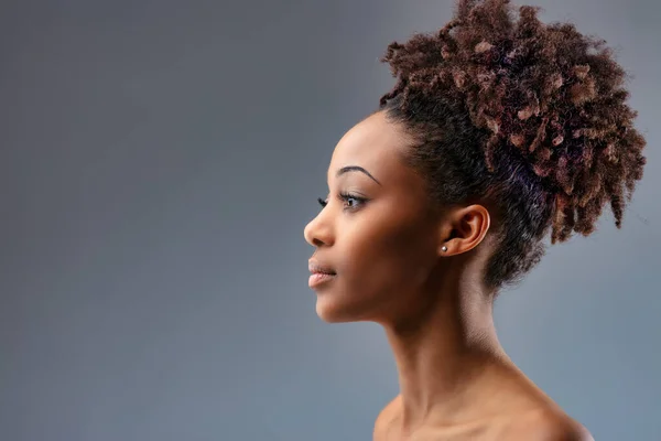 Beautiful Sexy Young Black Woman Posing Bare Shoulders Looking Side — Stock Photo, Image