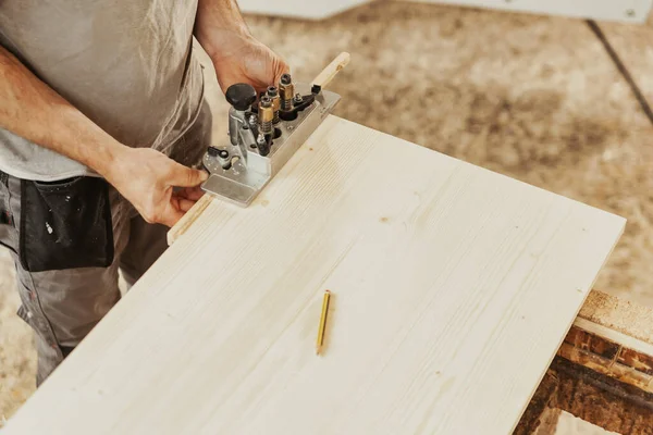 Timmerman Die Werkt Een Houten Paneel Plaat Een Houtbewerking Schrijnwerkplaats — Stockfoto