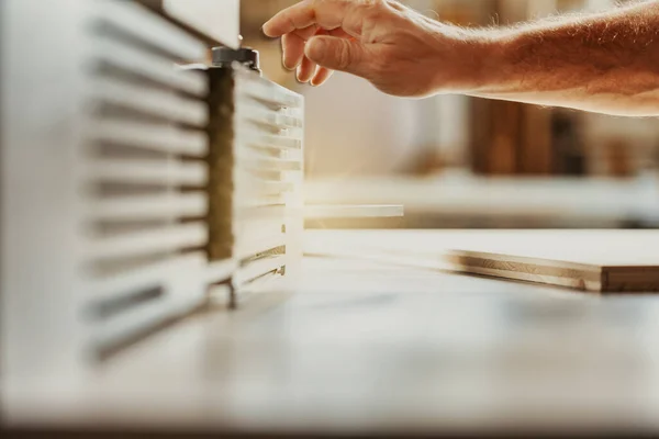 Mano Falegname Che Raggiunge Attrezzature Lavorazione Del Legno Banco Lavoro — Foto Stock