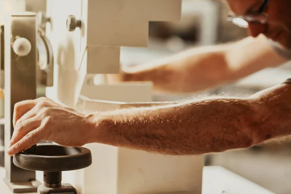 Tischler Oder Tischler Der Einem Holzschrank Auf Einer Werkbank Arbeitet — Stockfoto