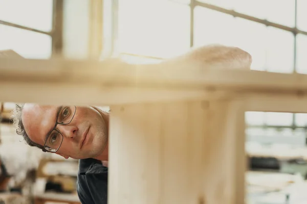 Snickare Eller Snickare Som Arbetar Ett Träskåp Verkstad Eller Fabrik — Stockfoto