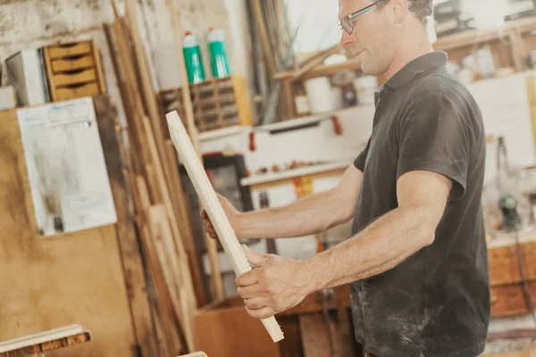 Carpenter Working Panel Wood Workshop Factory Production Process Standing Holding — Stock Photo, Image