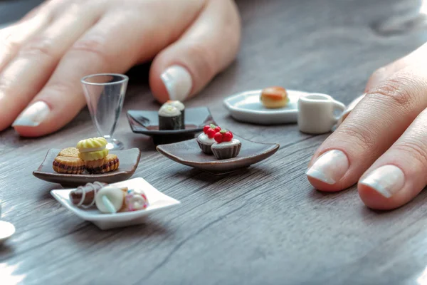 Female Hands Table Mini Meal Dishes All Microscopic Miniatures Food — Stock Photo, Image