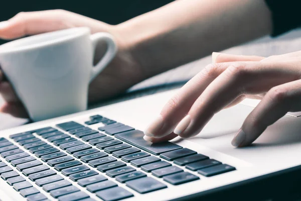 Visão Três Quartos Teclado Laptop Usado Pelas Mãos Mulher Acompanhado — Fotografia de Stock