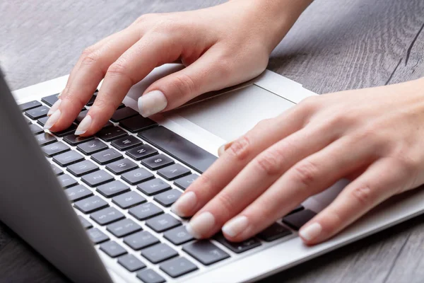 Detail Perfectly Groomed Female Hands Typing Typing Keyboard Modern Laptop — Stock Photo, Image