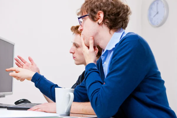 Jonge mannen samen te werken in een kantoor — Stockfoto