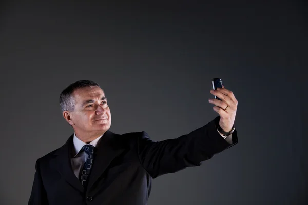 Manager macht Selfie mit seinem Handy — Stockfoto