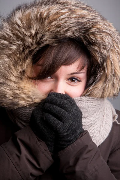 Hezká dívka v zimě oblékání — Stock fotografie