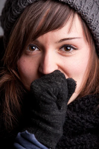 Симпатичная девушка в зимней одежде — стоковое фото