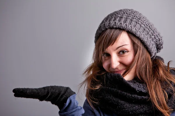 Girl in winter clothes showing off COPY SPACE — Stock Photo, Image