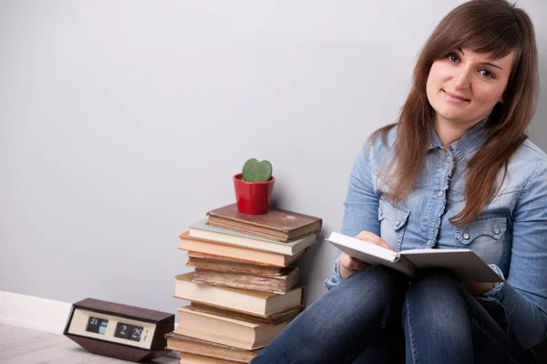 A girl at home reading in relax — Stock Photo, Image