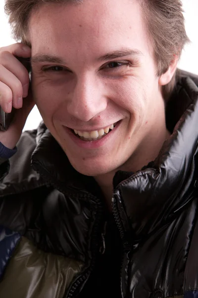 Sonriente joven en el teléfono — Foto de Stock